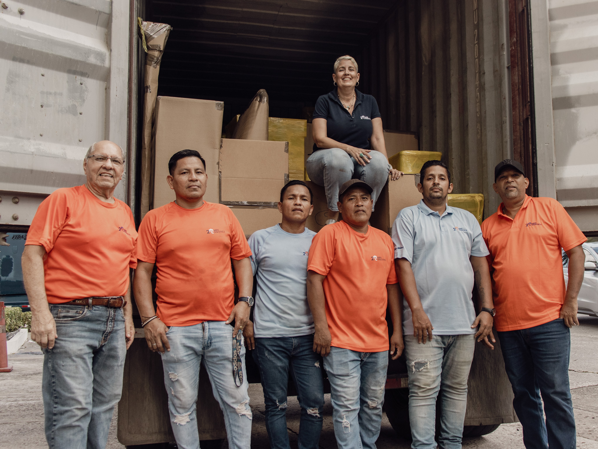 Equipo de 2Mares Logistics revisando un expediente de mudanza